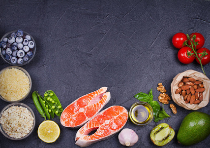 排毒健康食品与三文鱼 蔬菜 水果和食材烹饪的概念。选择健康及有益于心脏的食物