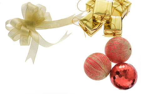 圣诞球和金色礼盒上白色作为背景