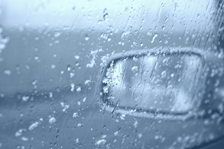 车窗上的水滴和雪花