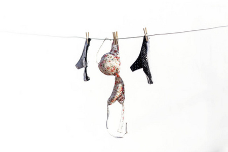 洗内裤内衣内裤和胸罩挂在阳台上照片