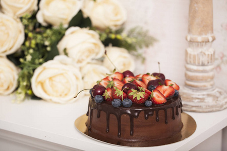 巧克力蛋糕与浆果与美背景