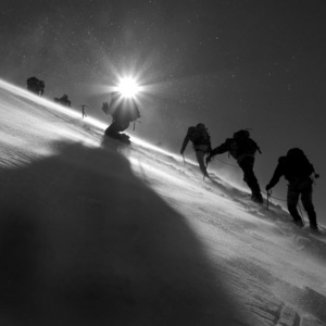 攀登冰川的登山者图片