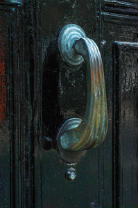 门上有黄铜门环形状的一只手，美丽的耐性