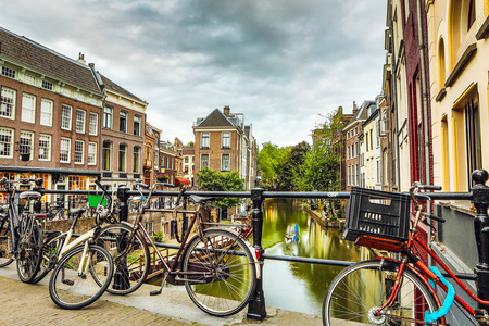 最著名的运河和乌得勒支市在日落的大堤。传统的荷兰建筑与城市景观的一般视图