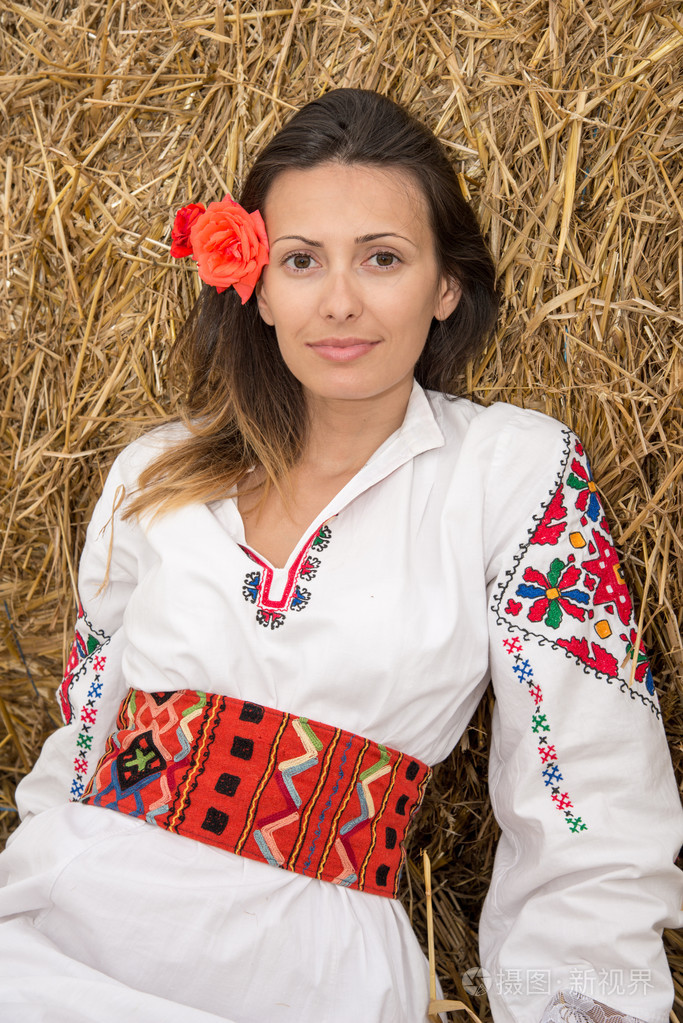 来自保加利亚的民族服装的年轻女子