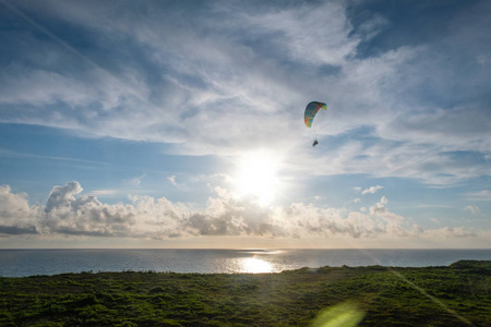 飞行串联滑翔伞，越过大海，在附近山中，美丽的风景