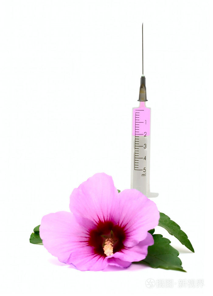 白色隔离的花和注射器