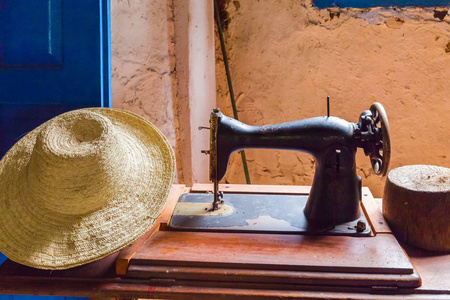 旧缝纫机和草帽在 granmother 室