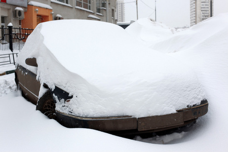 大雪覆盖城市的汽车