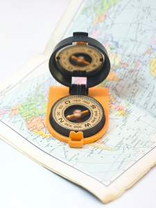 指南针和卡片旅行概念图片