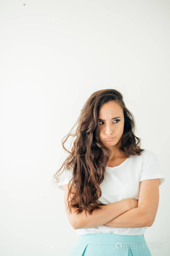 怨恨不快乐休闲短发女人金发俯视