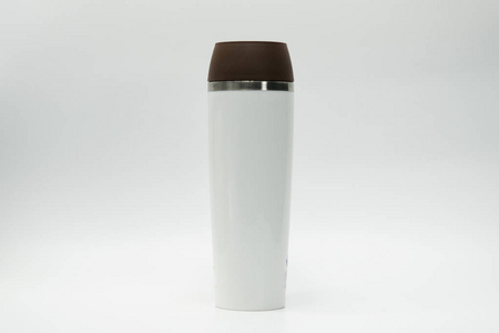 现代热水瓶孤立在白色背景上。咖啡和茶的容器与空白标签