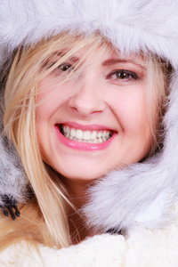 金发女人,冬天毛茸茸的帽子照片