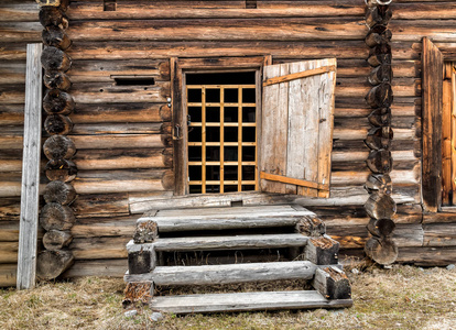 门和纯朴的木屋的阶梯