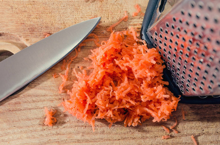 在菜板上磨碎的胡萝卜