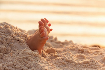 特写的孩子孩子脚在白色的沙滩上