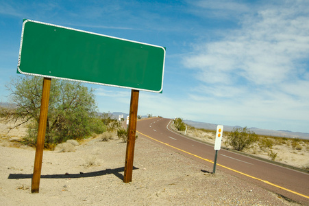 沙漠道路空白绿色路标