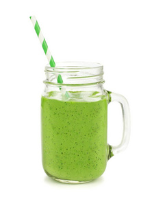 健康的绿色果汁用稻草放在罐子里杯子里上白色孤立