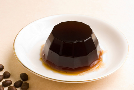 白瓷盘咖啡布丁照片