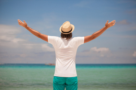 快乐的年轻人在休闲白顶白色海滩背景照片