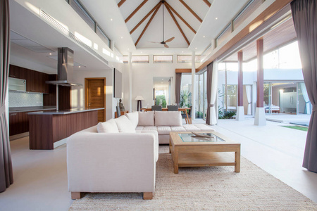 通风格子豪华室内设计在泳池别墅的客厅里.