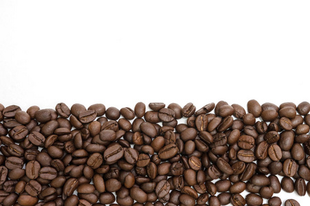 背景上白色孤立的咖啡豆。放大图像
