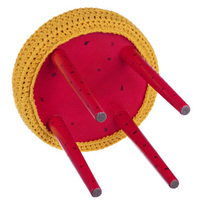 手工制作凳子红黑图案。圆的位子在黄色 woole