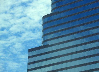 条纹蓝色玻璃摩天大楼