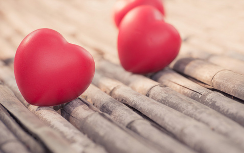 红色的心，在情人节与木材的背景