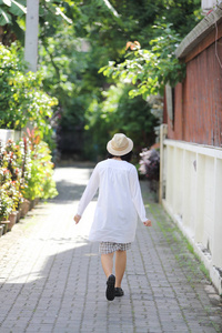 亚洲的年轻女子，思考和寻找旅行概念肖像 w