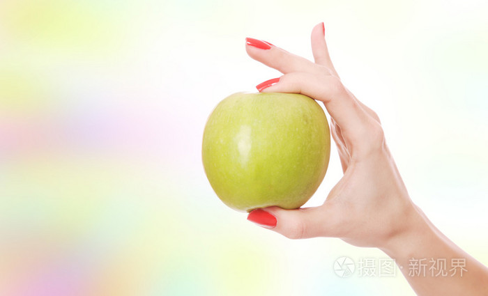 手里拿着新鲜的绿苹果照片-正版商用图片00oljn-摄图新视界