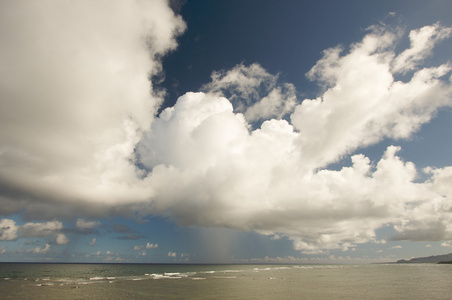 夏威夷热带海岸线上的戏剧性云层