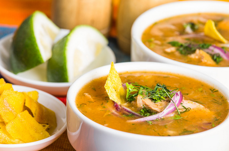 美味 encebollado 鱼炖从厄瓜多尔