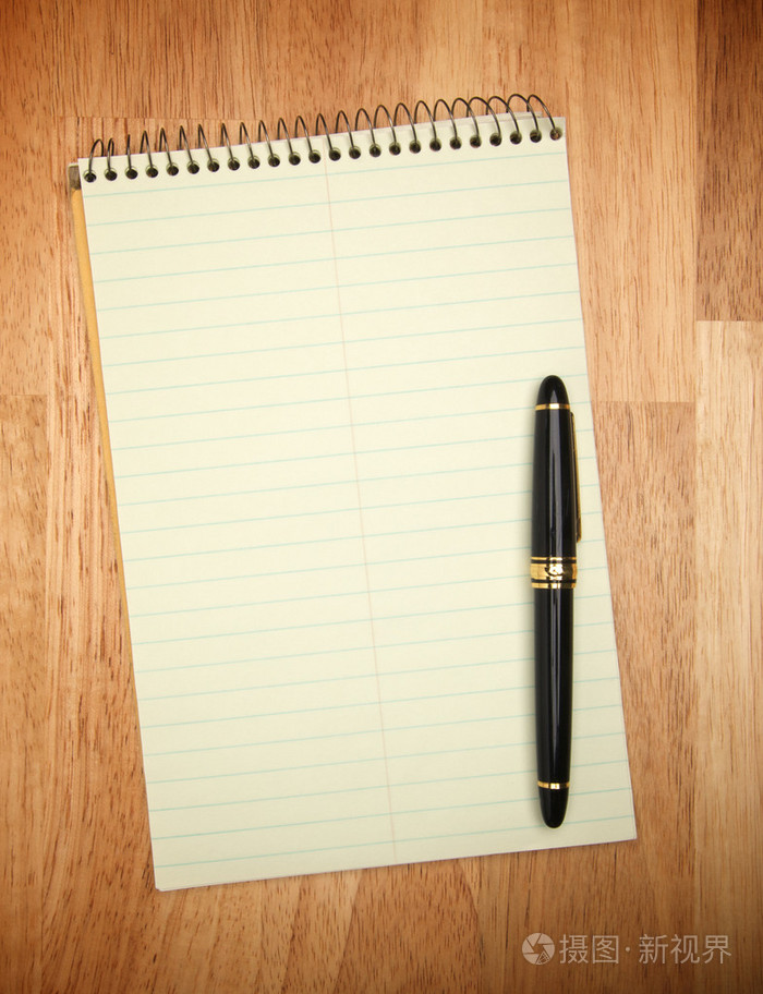 木材上的纸和笔空白垫
