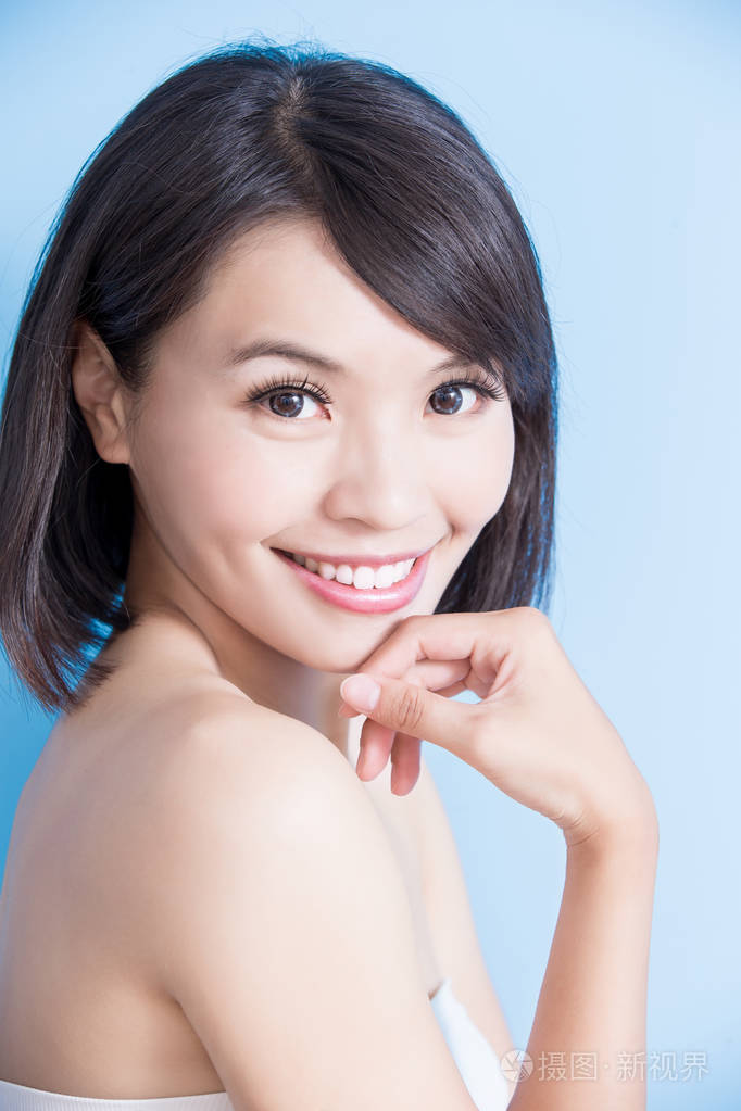 美丽的女人笑的很开心