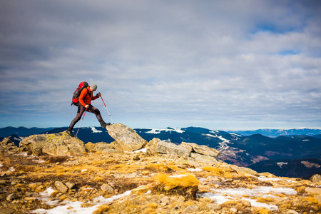 该名男子爬到山顶人剪影高爬上悬崖.