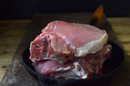 原片肉的猪肉和香料腌上木制的背景。牛排 烤 炖。文本的空间