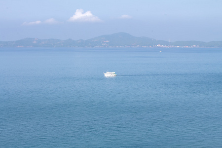 船在海面上，景观