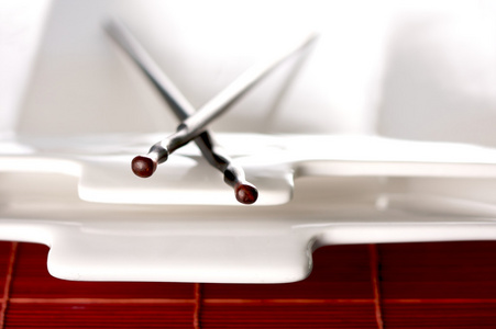 木制筷子和白色盘子