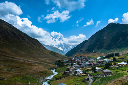 与大规模的洛矶山脉村庄 Ushguli 景观