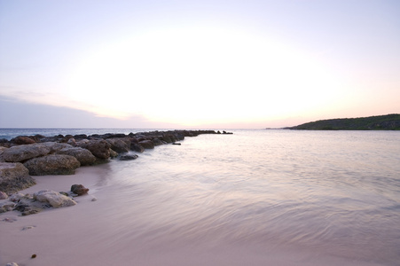 日落在海面上，波浪破碎