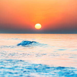 海上日出或日落时