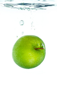 一个苹果掉在水里