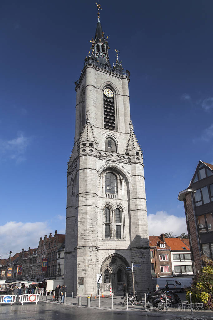 市中心的图尔奈钟楼