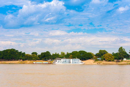 伊洛瓦底河，曼德勒，缅甸，缅甸海岸附近的观光船。复制文本的空间