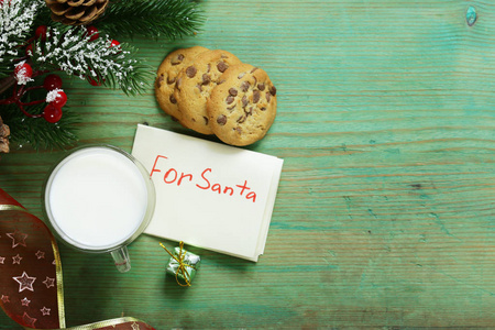 饼干和一杯牛奶的圣诞老人。圣诞装饰品