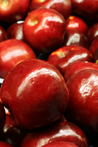 苹果，苹果树 apple的名词复数  美国口语棒球 美国英语保龄球坏球 苹果属植物的果实如野生酸苹果沙果