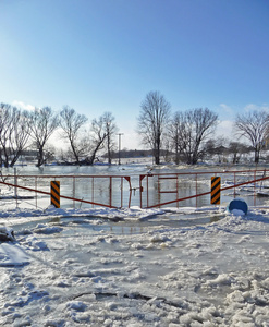 乡村冬桥被洪水淹没冰冻