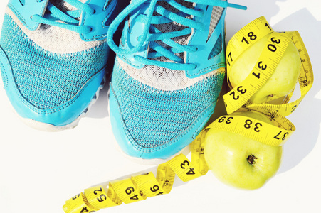 运动鞋，厘米，红苹果，体重减轻，运行，健康饮食 健康的生活方式概念