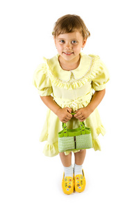 带着绿色袋子的微笑的小女孩。